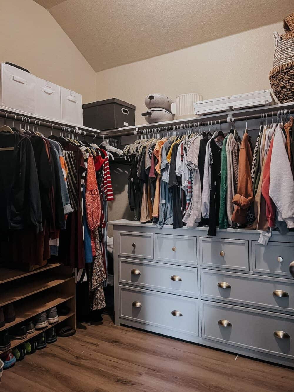 10 ways to store clothes without a closet - Blog